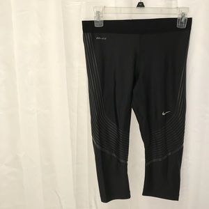 🗽Nike || Cropped Capri Legging Size Small